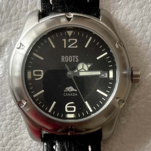Roots -New watch needs battery  Round black dial with date , luminous dial - Picture 1 of 2